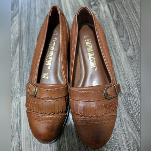 The leather collection camel color leather moccasin style shoes size 5.5 wide - Picture 2 of 4